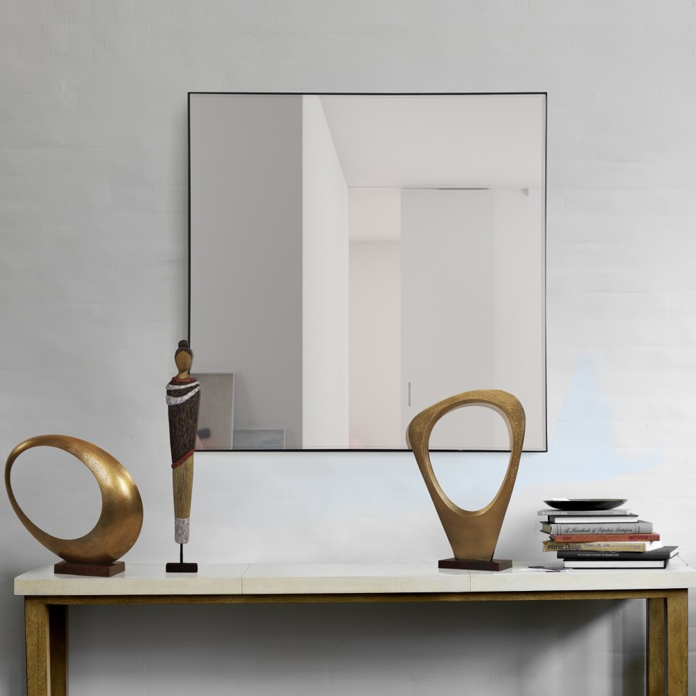 Designul discret al acestei oglinzi decorative de perete emană răceală clasică