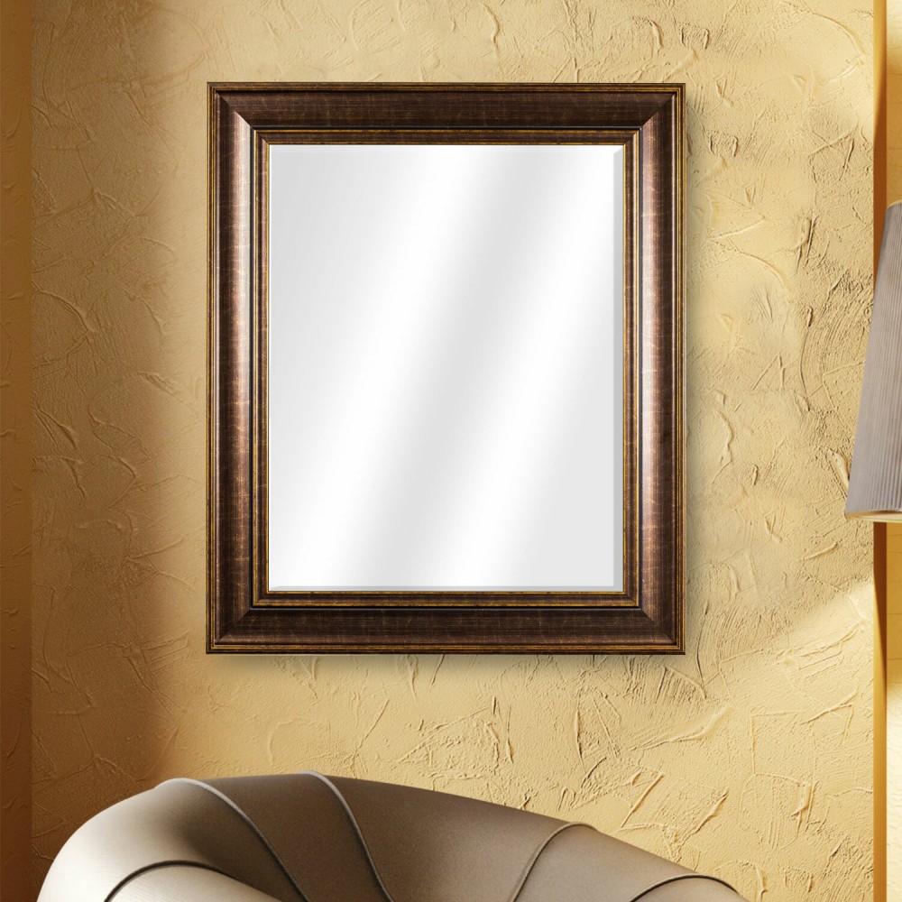 Această oglindă este încadrată într-un cadru elegant pentru un plus de rafinament.