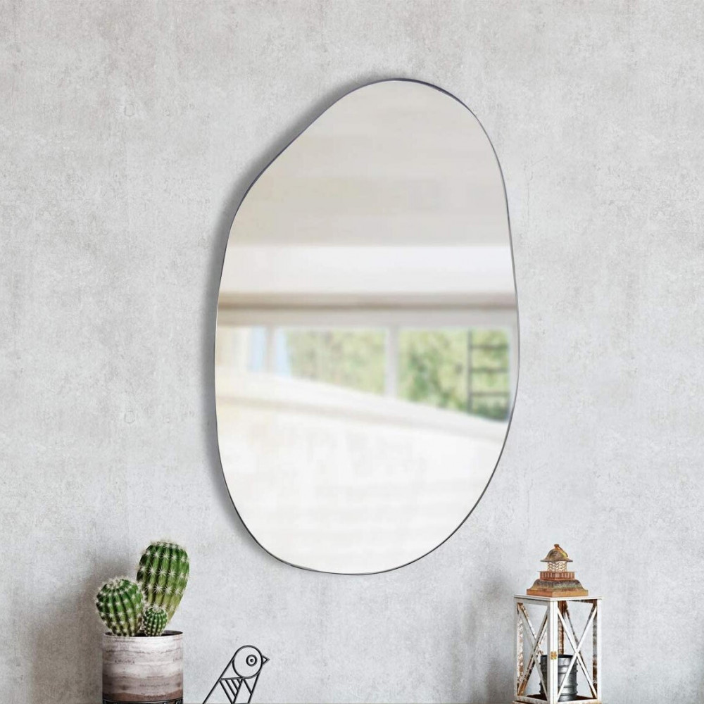 Această oglindă neregulată este decorul perfect pentru pereți
