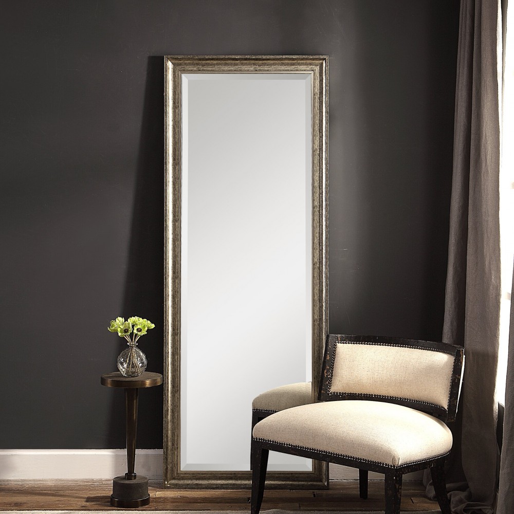 Oglinda combină materialele premium cu un design elegant unic.