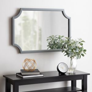 Această oglindă montată pe perete cu decupaje curbate va fi un element util pentru decorul tău.