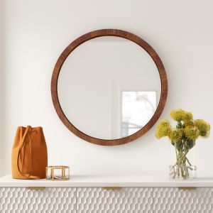Современное круглое зеркало в оправе со скошенной кромкой.