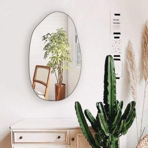 Această oglindă neregulată este decorul perfect pentru pereți