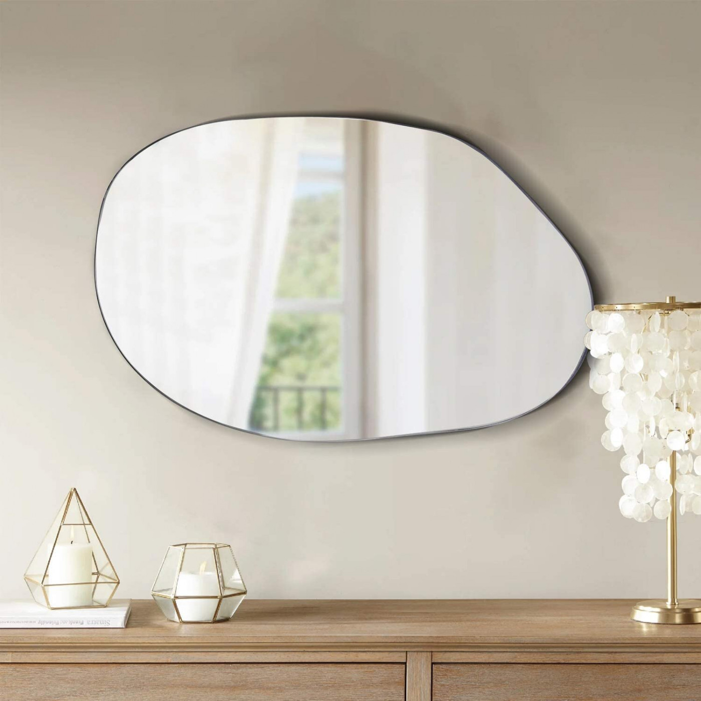 Această oglindă neregulată este decorul perfect pentru pereți