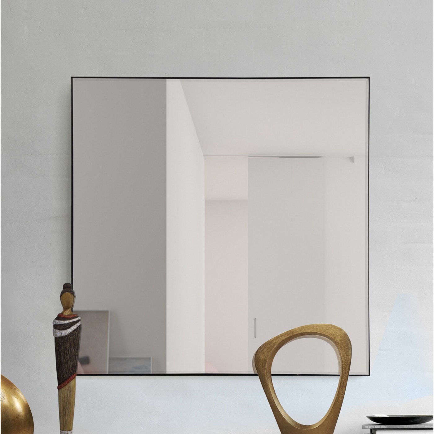 Designul discret al acestei oglinzi decorative de perete emană răceală clasică