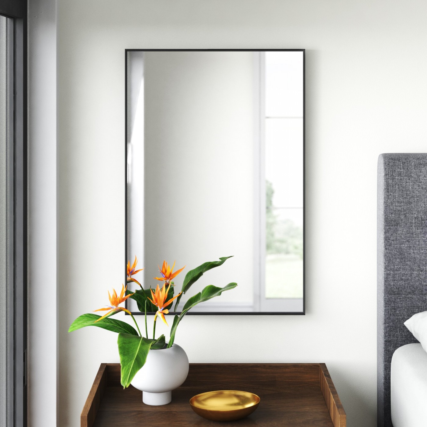 Designul discret al acestei oglinzi decorative de perete emană răceală clasică
